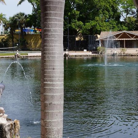 Rock Lake Not Open Due To Hurricane Damages Hotel Fort Myers Eksteriør billede