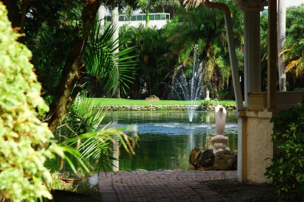 Rock Lake Not Open Due To Hurricane Damages Hotel Fort Myers Eksteriør billede