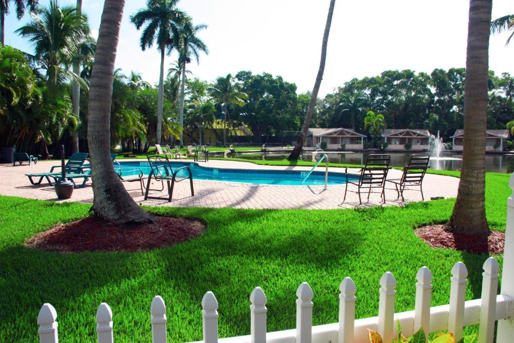 Rock Lake Not Open Due To Hurricane Damages Hotel Fort Myers Eksteriør billede