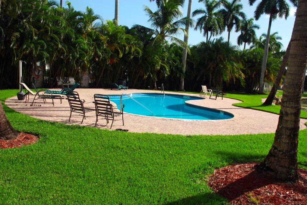 Rock Lake Not Open Due To Hurricane Damages Hotel Fort Myers Eksteriør billede