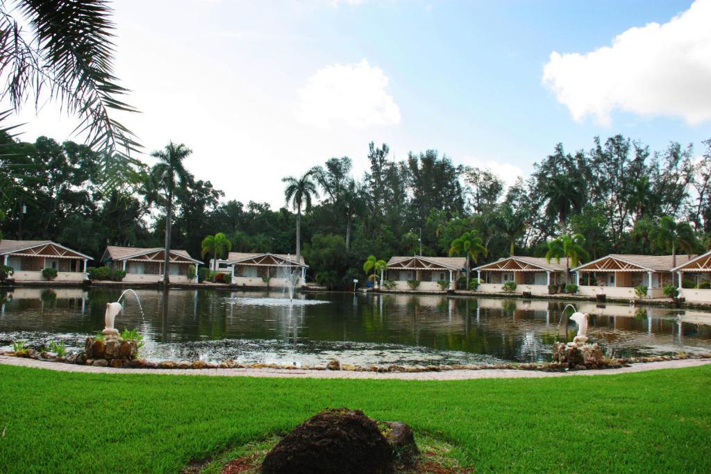 Rock Lake Not Open Due To Hurricane Damages Hotel Fort Myers Eksteriør billede