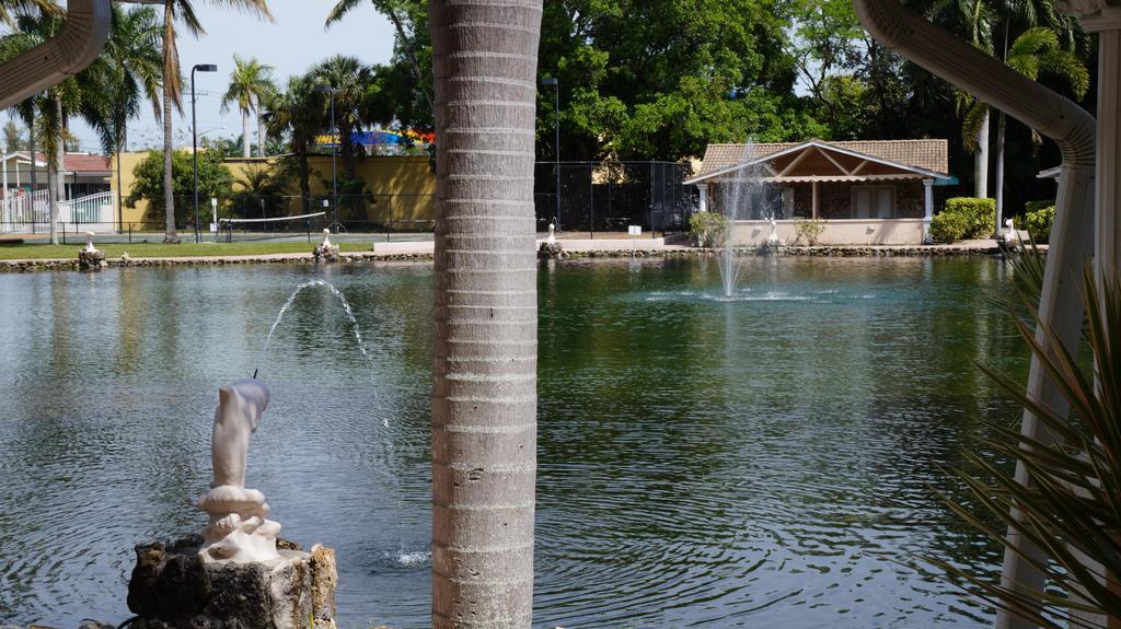 Rock Lake Not Open Due To Hurricane Damages Hotel Fort Myers Eksteriør billede